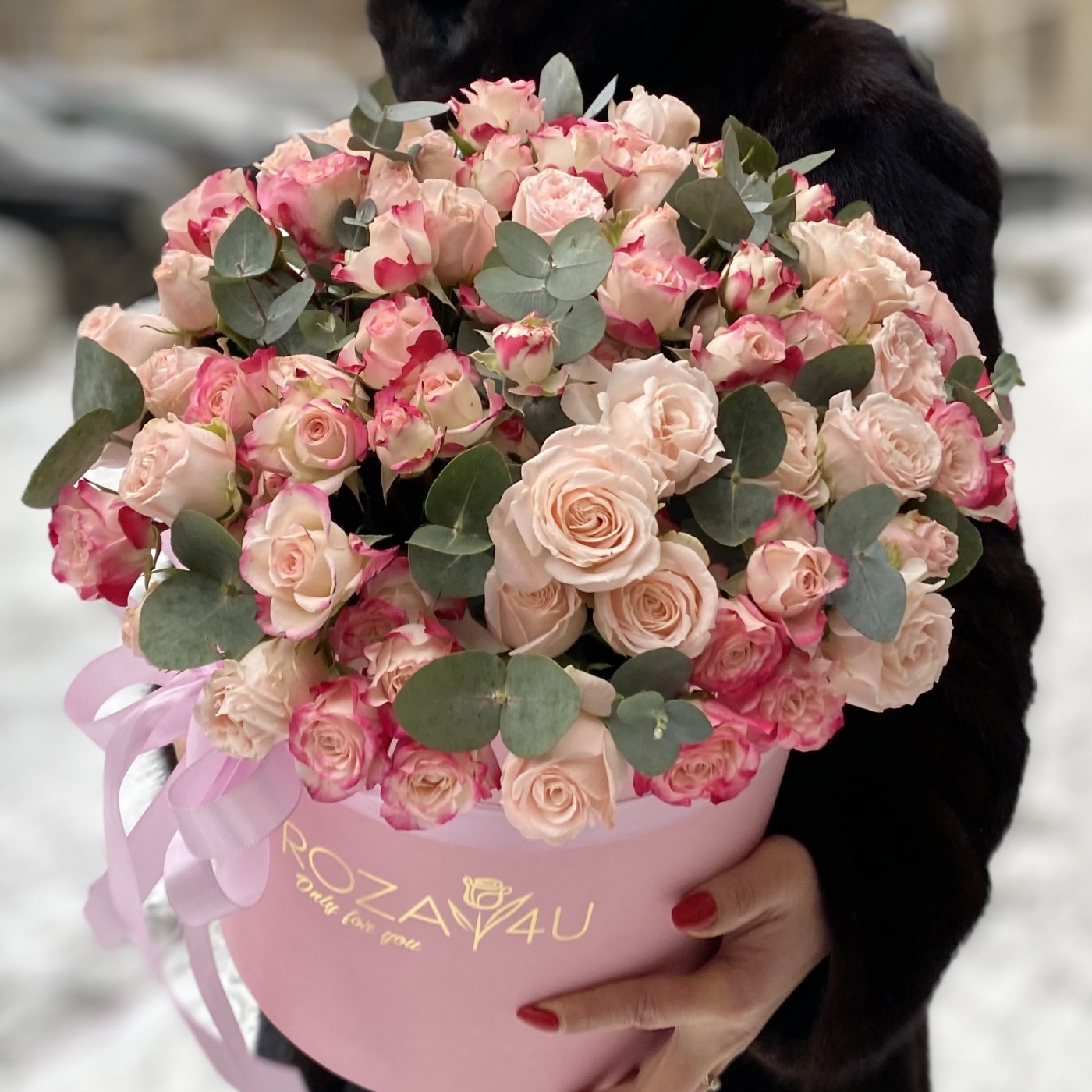 Дуэт розовых кустовых роз в круглой коробке